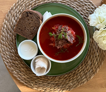 Борщ с томленными щеками и белой фасолью