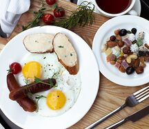 Яичница из двух яиц с мясной колбаской