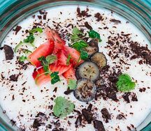 Рисовая каша с сезонными ягодами и горьким шоколадом