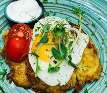 Картофельные драники с глазуньей