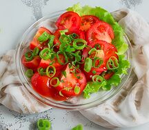 Помидоры с зеленым луком