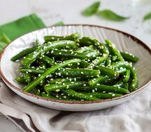 Фасоль зеленая с кунжутом