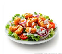 Кето-салат с соусом ранч и хрустящим цыплёнком