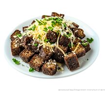 Ржаные гренки с сыром и чесночным соусом