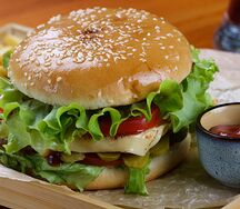 Бургер с куриной котлетой, картошкой фри и соусом 