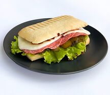 Чиабатта с салями и соусом BBQ