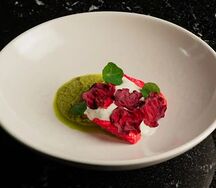Розовая форель, пюре из брокколи, чипсы свекла, копченая сметана с зеленью