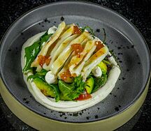 Жареный кальмар, сливочный сыр, авокадо хасс, сладкий перец, красная икра