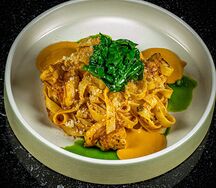 Лангустины, шпинат, соус из болгарского перца и томатов