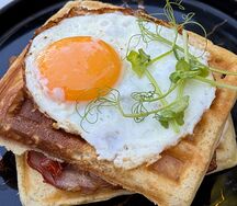 Венская вафля с ветчиной и яйцом