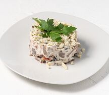 Салат с языком и сыром блю