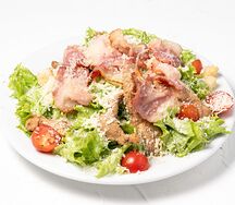 Салат Цезарь с курицей и беконом