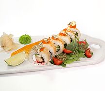 Авторский ролл с золотым кальмаром и красной икрой 