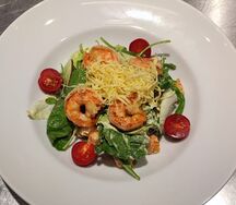 Салат Цезарь с креветками 