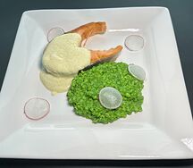 Кижуч с птитимом и голландским соусом 