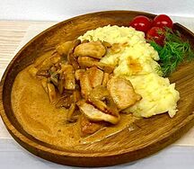 Курица с грибами в сливочном соусе и пюре