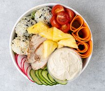 Боул с курицей и ананасом