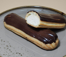 Эклер карамельный