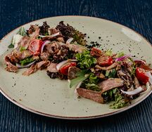 Салат с говядиной пастрами и пряной заправкой