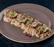 Медальоны из телятины с грибным орзо