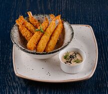 Креветки темпура с соусом спайси