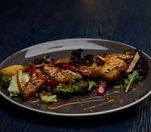 Теплый салат с курицей и овощами