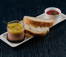 Паштет из куриной печени с клюквенным джемом