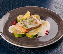 Стейк из лосося на кабачках