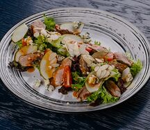 Салат с уткой и грушей под азиатским соусом