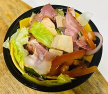 Куриные кусочки с беконом