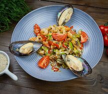 Теплый салат с морепродуктами