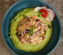 Бефстроганов с пюре из шпината