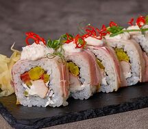 Ролл в беконе с соусом тар-тар