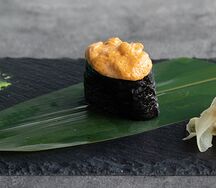 Запеченный гункан с креветкой и моцареллой