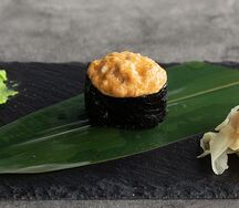 Запеченный гункан с тунцом и пармезаном