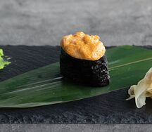 Запеченный гункан с угрем и моцареллой