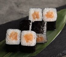 Маки с лососем