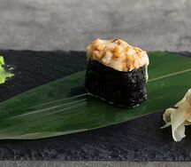 Запеченный гункан с мидиями