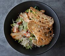 Салат Цезарь с курицей