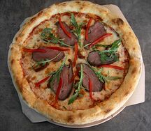 Пицца сулугуни с ростбифом