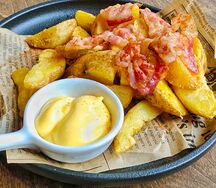 Картофельные дольки с сыром и беконом