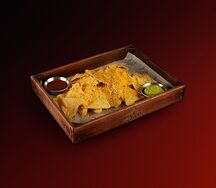 Начос с гуакамоле и томатной сальсой и сыром чеддер