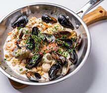Ассорти морепродуктов в соусе горгондзола