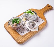 Сельдь с ялтинским луком и печеным картофелем