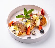 Сырники со сметаной и ягодным соусом