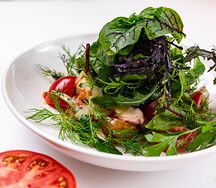 Теплый салат с марокканским осьминогом и молодым картофелем