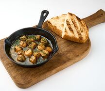 Гребешок с чесноком и петрушкой