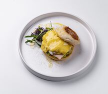 Английский маффин с яйцом и копченым окороком