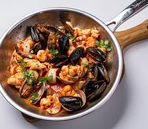 Ассорти морепродуктов в томатном соусе