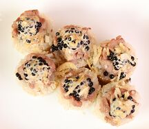Ролл запеченный с тунцом и ореховым соусом